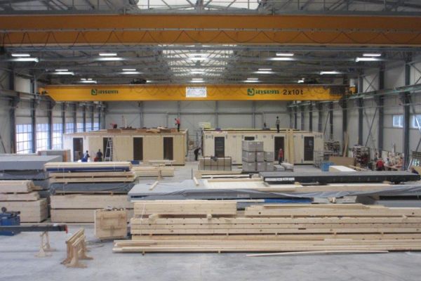 Produktionshalle für Variahome – Technische Ausstattung mit einem 20-t-Laufkran und zwei 5-t-Laufkranen in Amtzell, Deutschland.