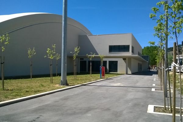 Sportanlage Omiš – Sportanlage mit zwei multifunktionalen Sporthallen und dazwischenliegenden Nebenräumen, 84 m x 50 m x 12 m, in Omiš, Kroatien.