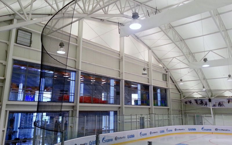 Eishockeyanlage „Tarlan Center“ – Innenraum der Eishockeyhalle, 36 m x 66 m x 5,5 m / 13,8 m, in Astana, Kasachstan.