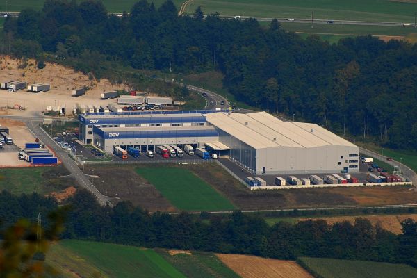 Logistikzentrum – Hochregallager mit Laderampe und mehrstöckigem Verwaltungsgebäude für die DSV Spedition in Naklo, Slowenien