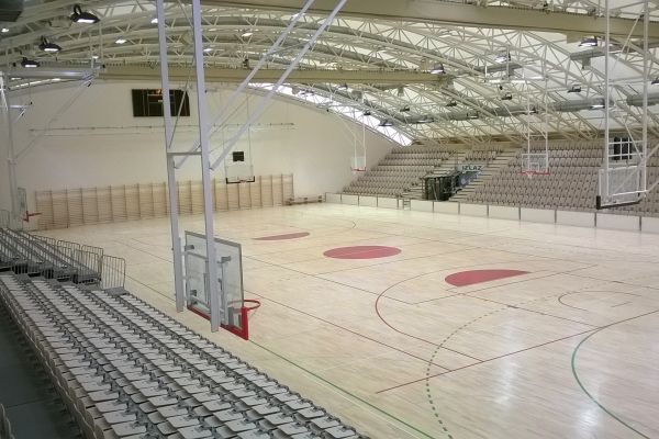 Sportanlage Omiš – Innenraum einer größeren multifunktionalen Sporthalle in der Sportanlage in Omiš, Kroatien.