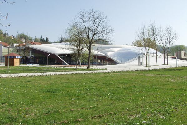 Überdachung der Therme Tuhelj Thermomembran-Überdachung über den Schwimmbädern der Therme Tuhelj, Kroatien.