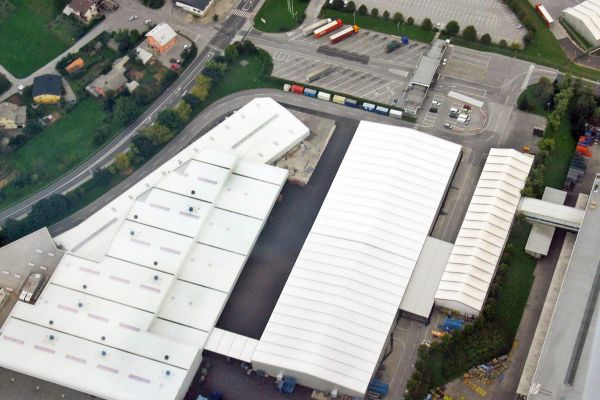Lagerhalle, 50 m x 140 m x 7 m, mit Verbindungsgang und seitlich auskragendem Dach für Renault in Novo mesto, Slowenien.