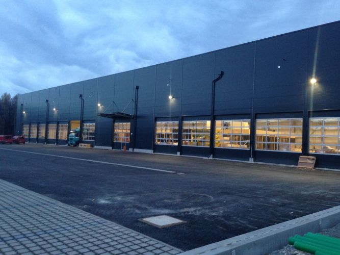 Seitenaufnahme einer Logistikhalle mit Toren für LKWs