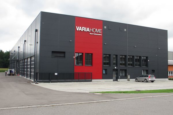 Produktionshalle für Variahome, 31,5 m x 88 m x 12,5 m, für vorgefertigte modulare Wohneinheiten aus Holz in Amtzell, Deutschland.