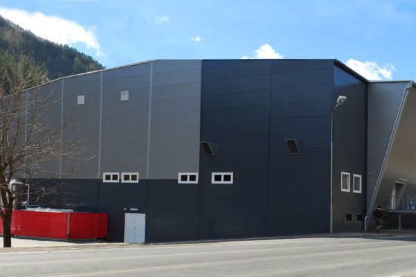 Eishockeyhalle Nockhalle – Hockeyhalle, 46 m x 65 m x 6 m / 14 m, in Radenthein, Österreich.