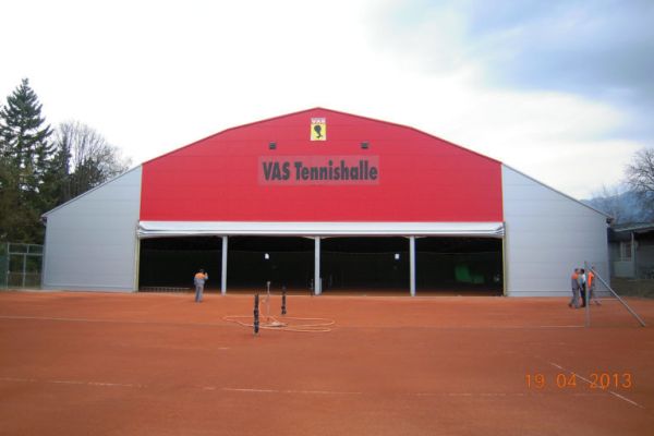 VAS Tennishalle Villach – offene ThermomembranÖffnungsfläche an der Vorderfassade der Halle in Villach, Österreich.