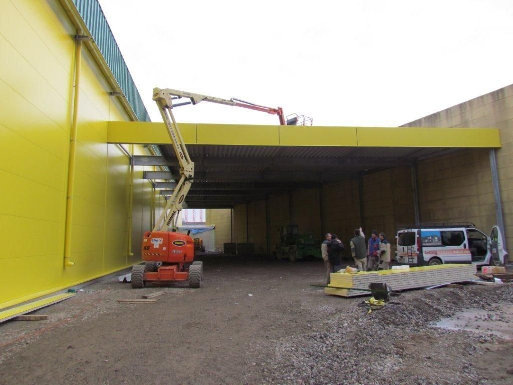 Seitenansicht einer Lagerhalle