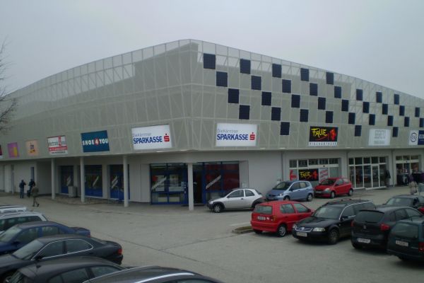 Einkaufszentrum Klagenfurt – sekundäre Membranfassade aus Lochblech in Klagenfurt, Österreich.