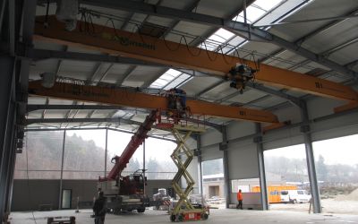 2. Produktionshalle für Variahome – Innenansicht der Produktionshalle, 20 m x 36 m x 9 m, mit zwei 10-t-Laufkränen während des Anlagenbaus in Kellmünz, Deutschland.