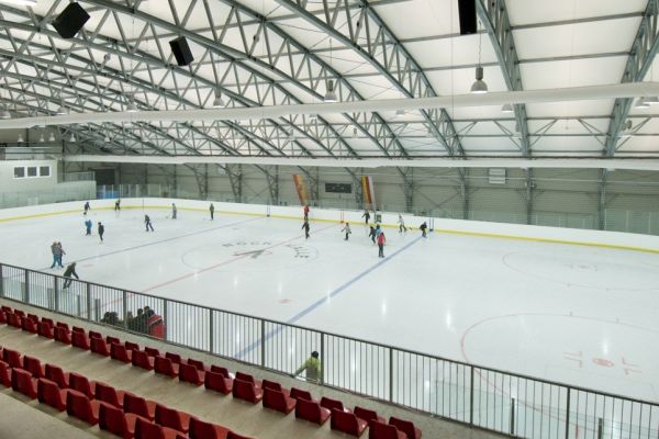 Eishockeyhalle Nockhalle – energieeffiziente Hockeyhalle, die die Wärme der Eispflegemaschinen zur Beheizung der Anlage in Radenthein, Österreich, nutzt.