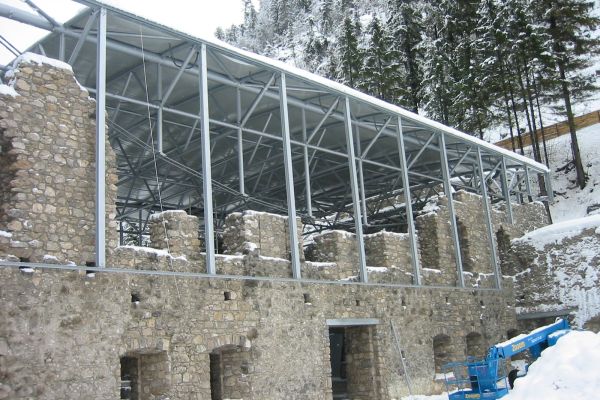 Dekorativer Schutz eines historischen Gebäudes Thermomembranüberdachung auf einer römischen Zollhausruine in Reutte, Österreich.