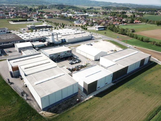 Luftaufnahme eines Hallenkomplexes mit Innenhof