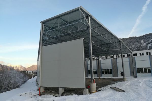 Überdachung für AST Reutte – dreieckige Überdachung A mit einer Fläche von 1.080 m2 zur Lagerung von Eistechnik und Eisbahnausrüstung in Reutte, Tirol, Österreich.