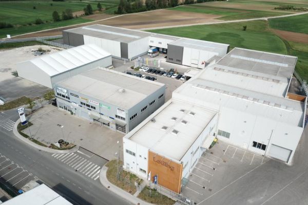 Produktionsanlagen der Loging Group – Anlagen für die Herstellung und den Vertrieb von Autoglas und Verkabelung für Renault in der Nähe von Novo mesto, Slowenien.