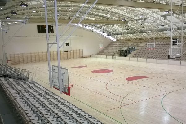 Sportanlage Omiš – Innenraum einer größeren multifunktionalen Sporthalle in der Sportanlage in Omiš, Kroatien.